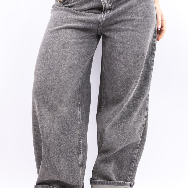 Vaquero gris de corte recto con pernera ancha