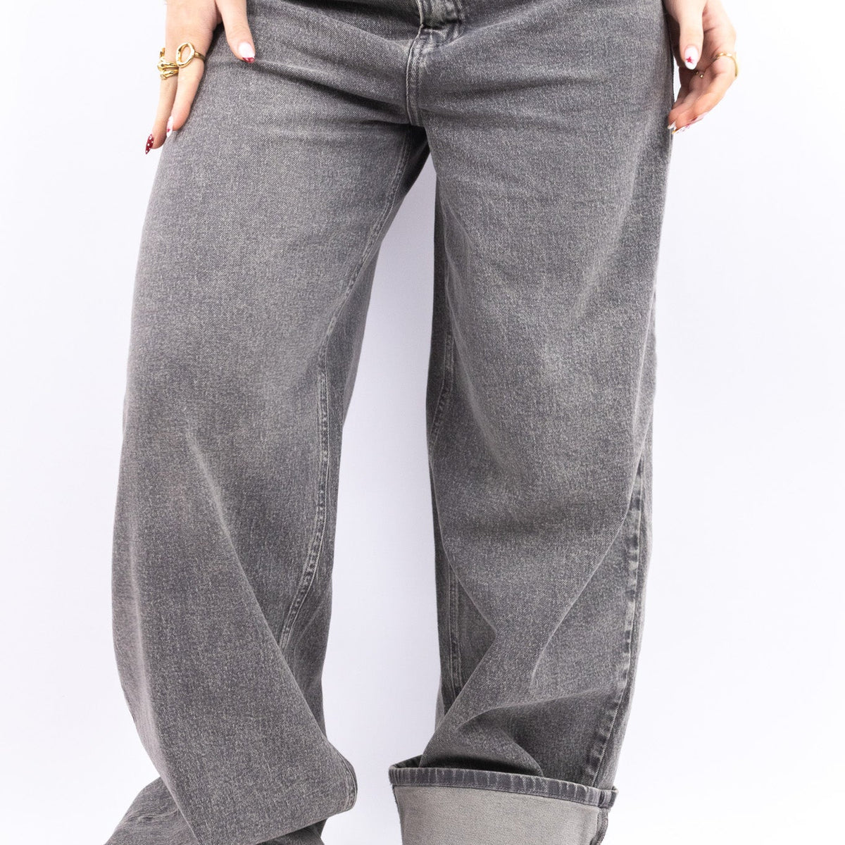 Vaquero gris de corte recto con pernera ancha