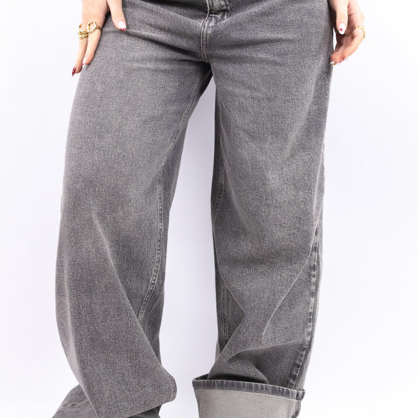 Vaquero gris de corte recto con pernera ancha