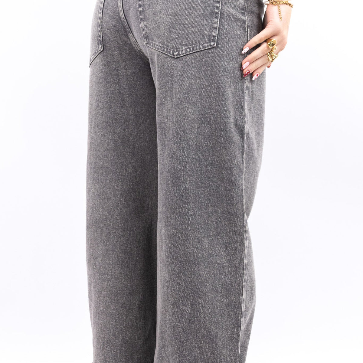 Vaquero gris de corte recto con pernera ancha