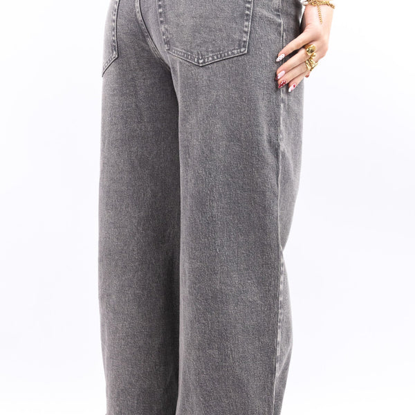 Vaquero gris de corte recto con pernera ancha