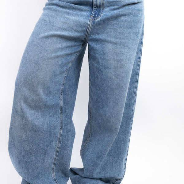 Vaquero gris de corte recto con pernera ancha