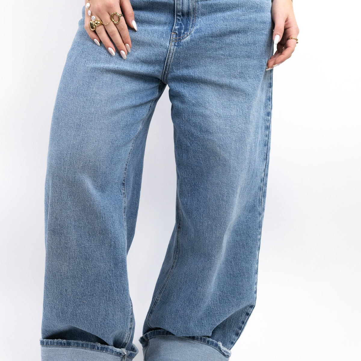 Vaquero gris de corte recto con pernera ancha