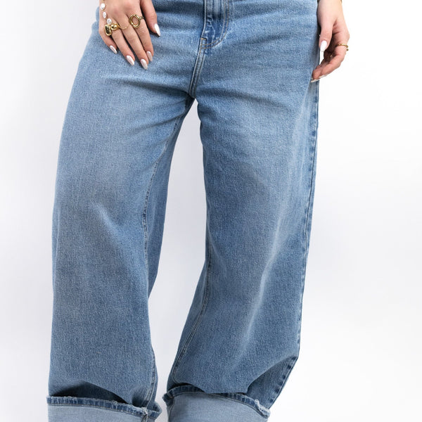 Vaquero gris de corte recto con pernera ancha