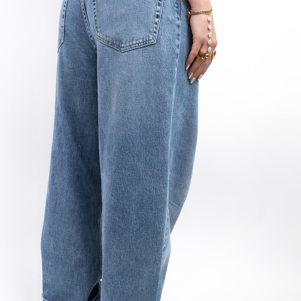 Vaquero gris de corte recto con pernera ancha