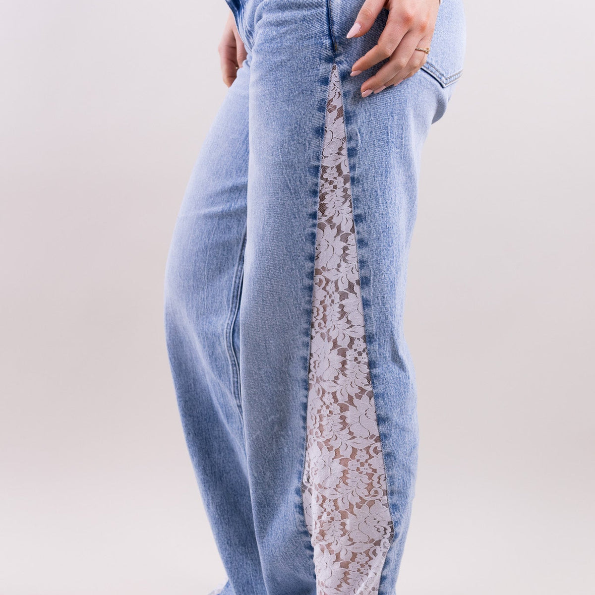 Vaquero recto con paneles de encaje