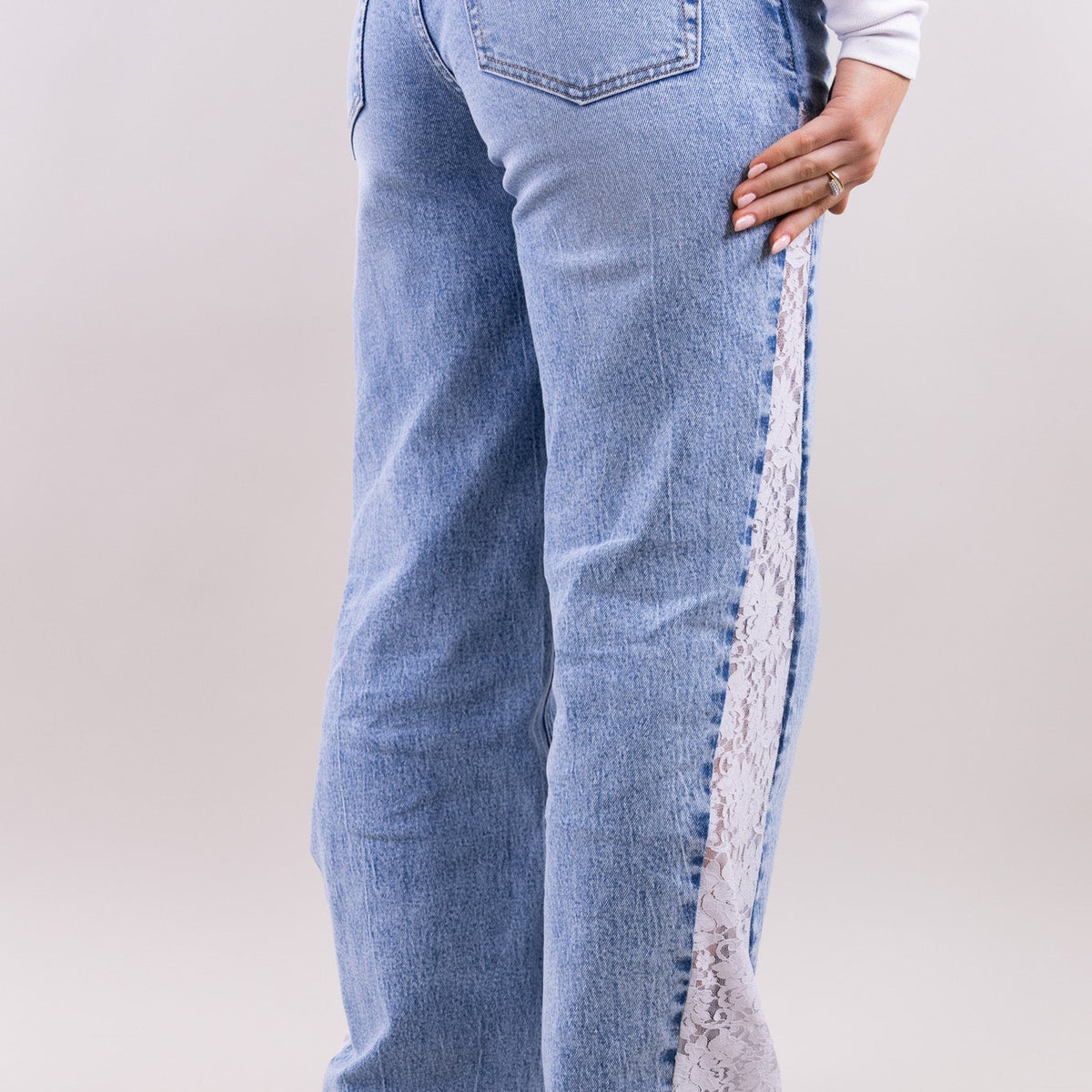 Vaquero recto con paneles de encaje