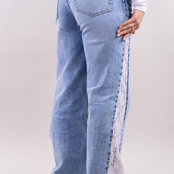 Vaquero recto con paneles de encaje