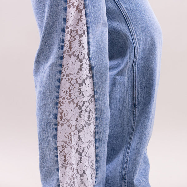 Vaquero recto con paneles de encaje