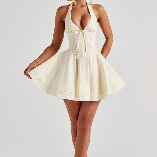 Vestido corto halter con espalda descubierta