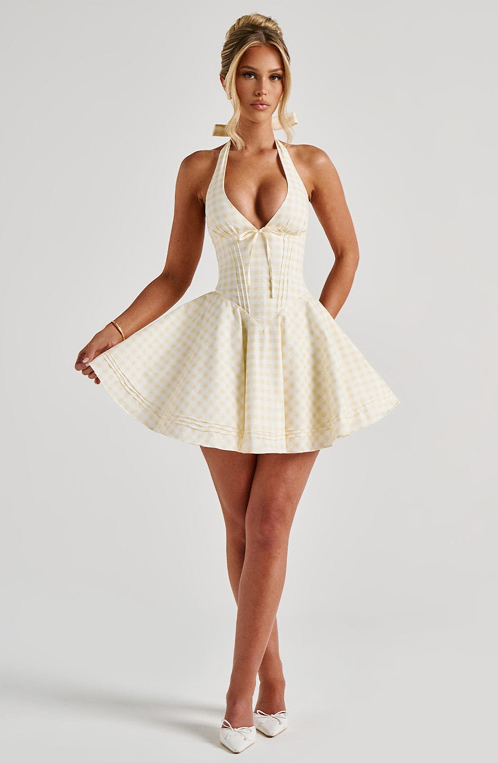 Vestido corto halter con espalda descubierta