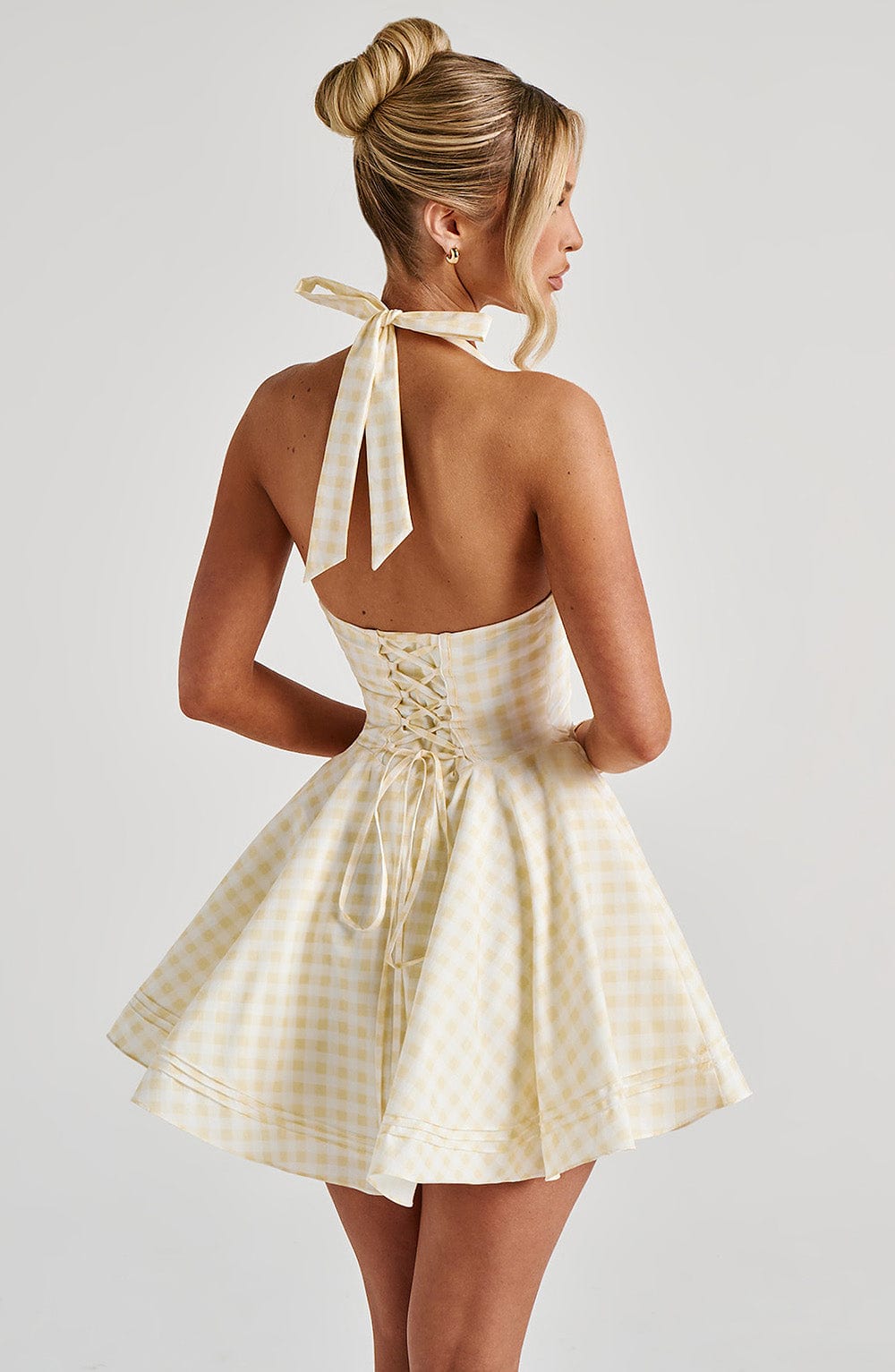 Vestido corto halter con espalda descubierta