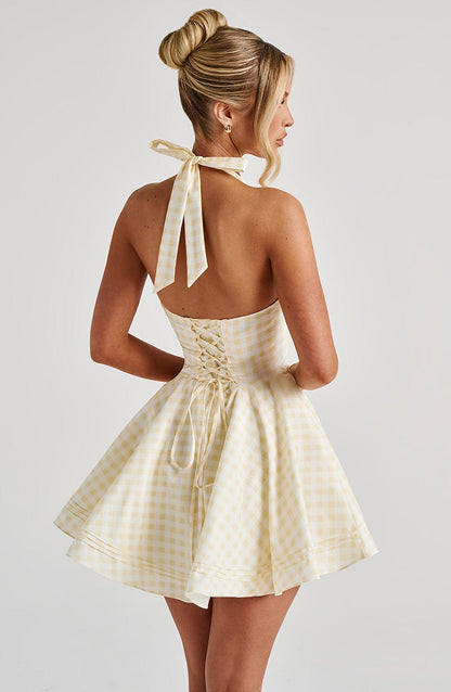 Vestido corto halter con espalda descubierta