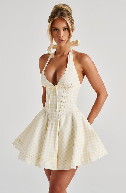 Vestido corto halter con espalda descubierta