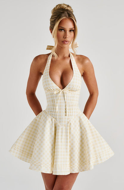 Vestido corto halter con espalda descubierta
