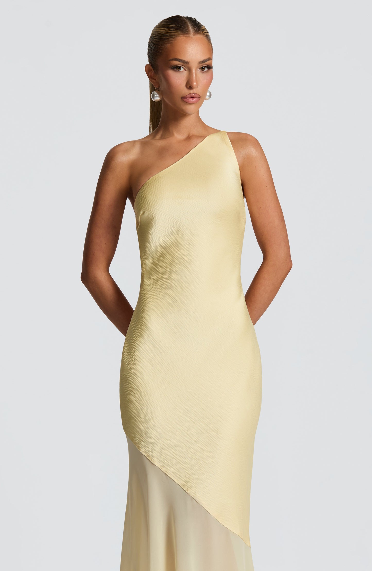 Vestido largo asimétrico amarillo pastel