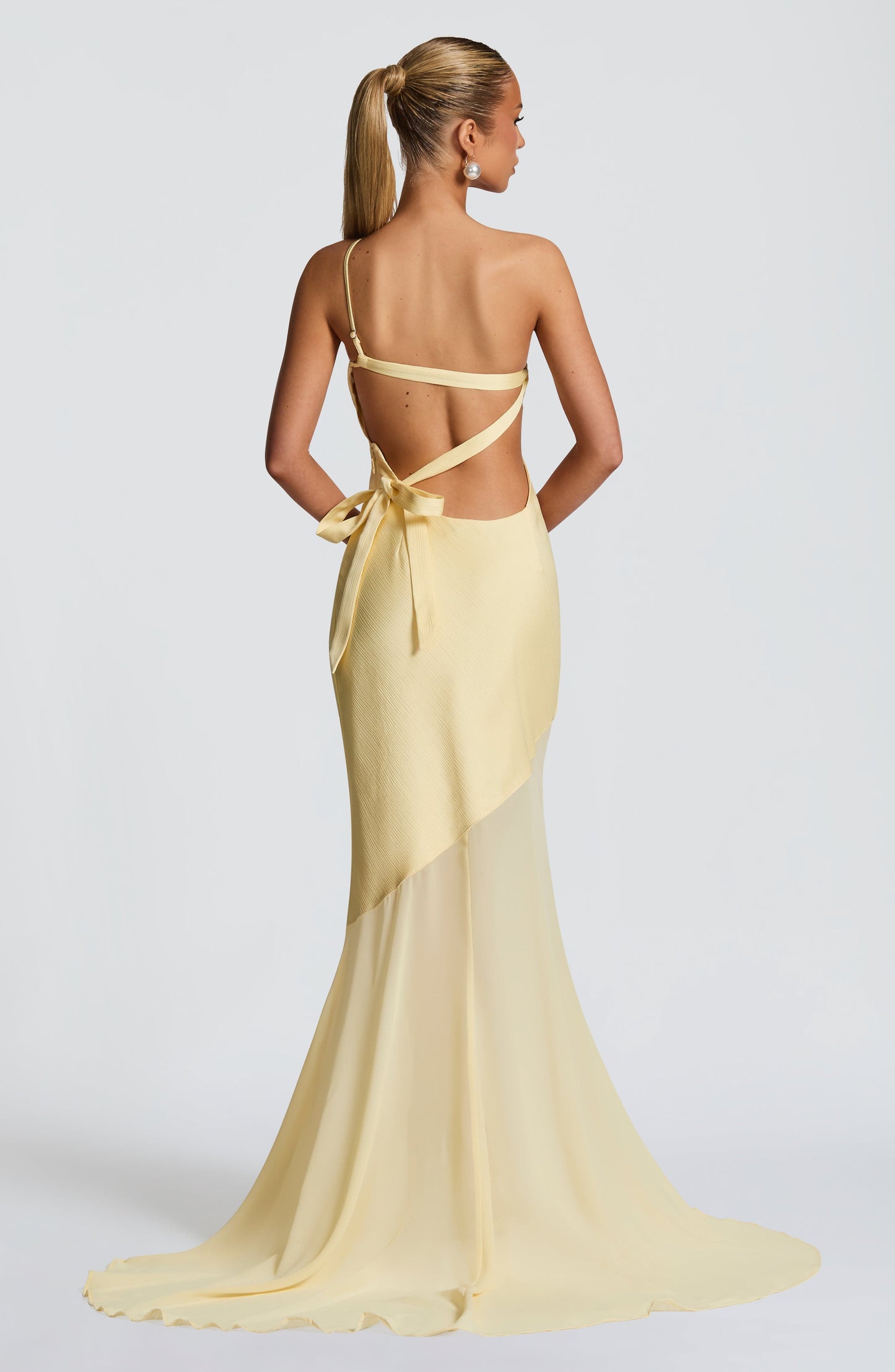 Vestido largo asimétrico amarillo pastel
