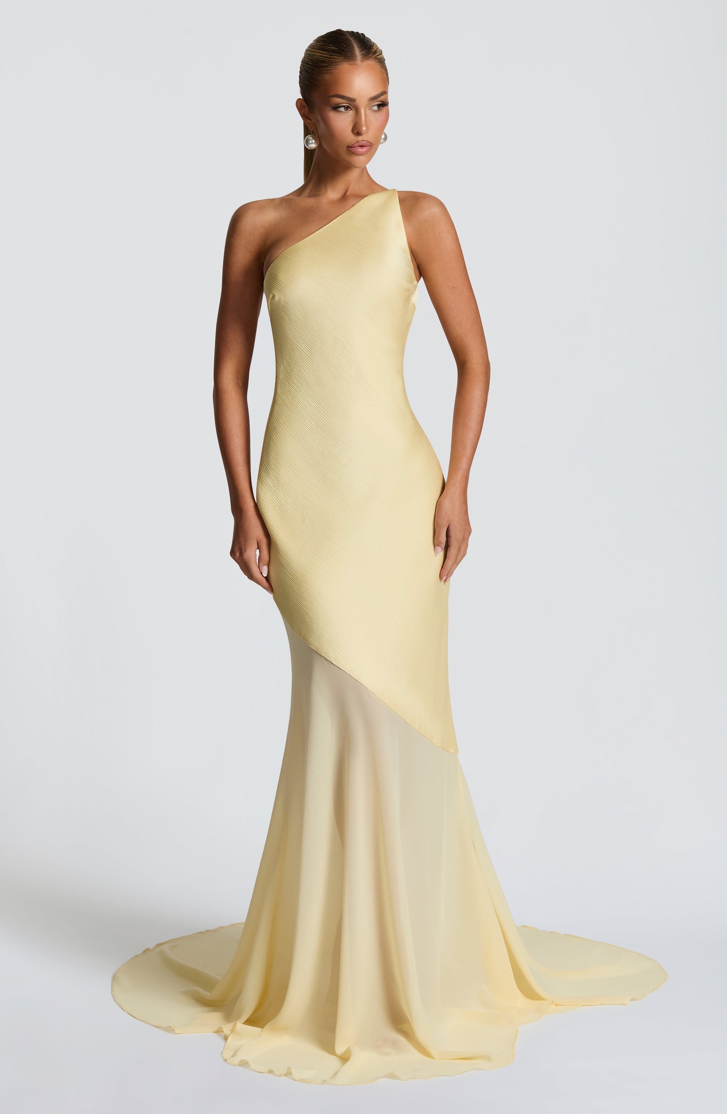 Vestido largo asimétrico amarillo pastel