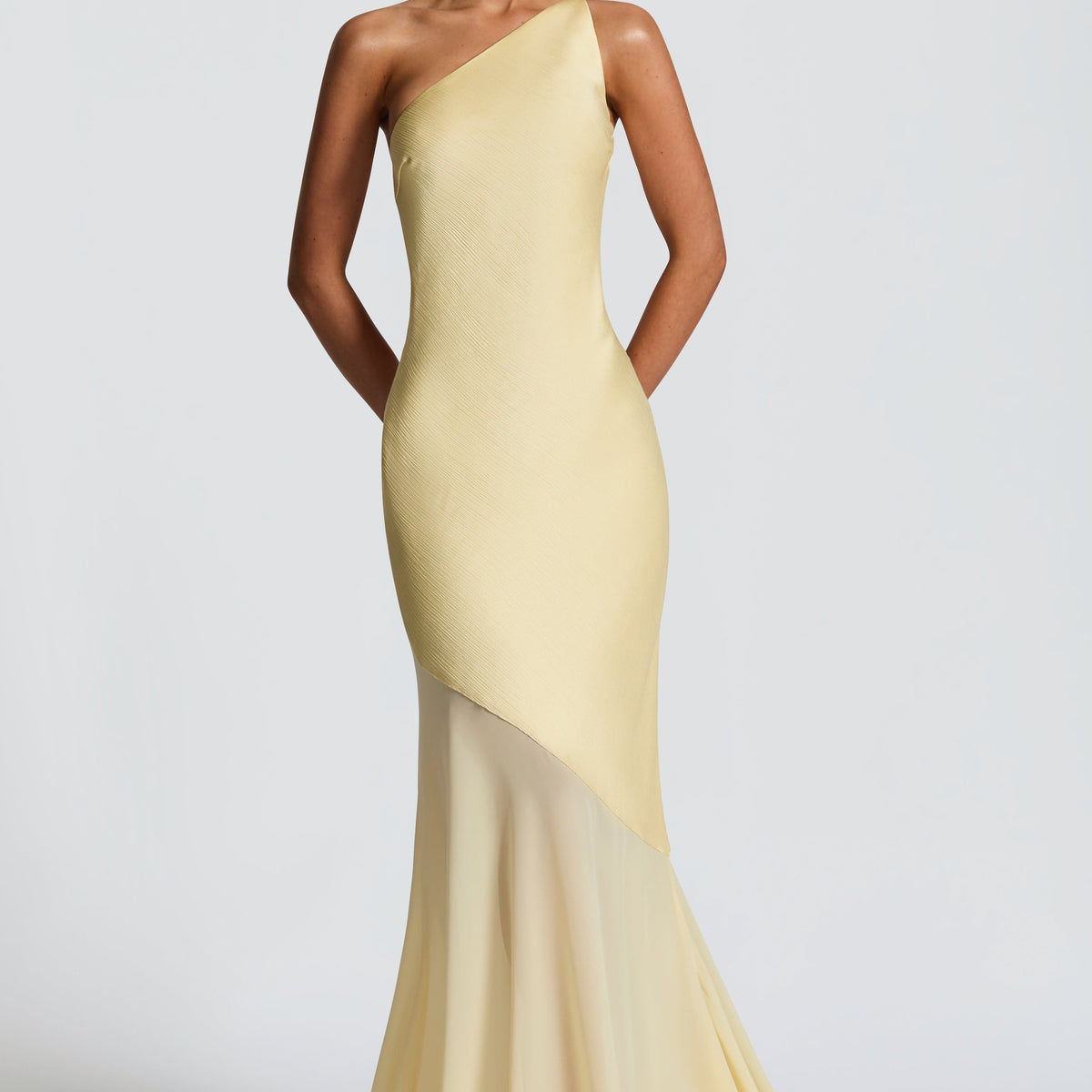 Vestido largo asimétrico amarillo pastel