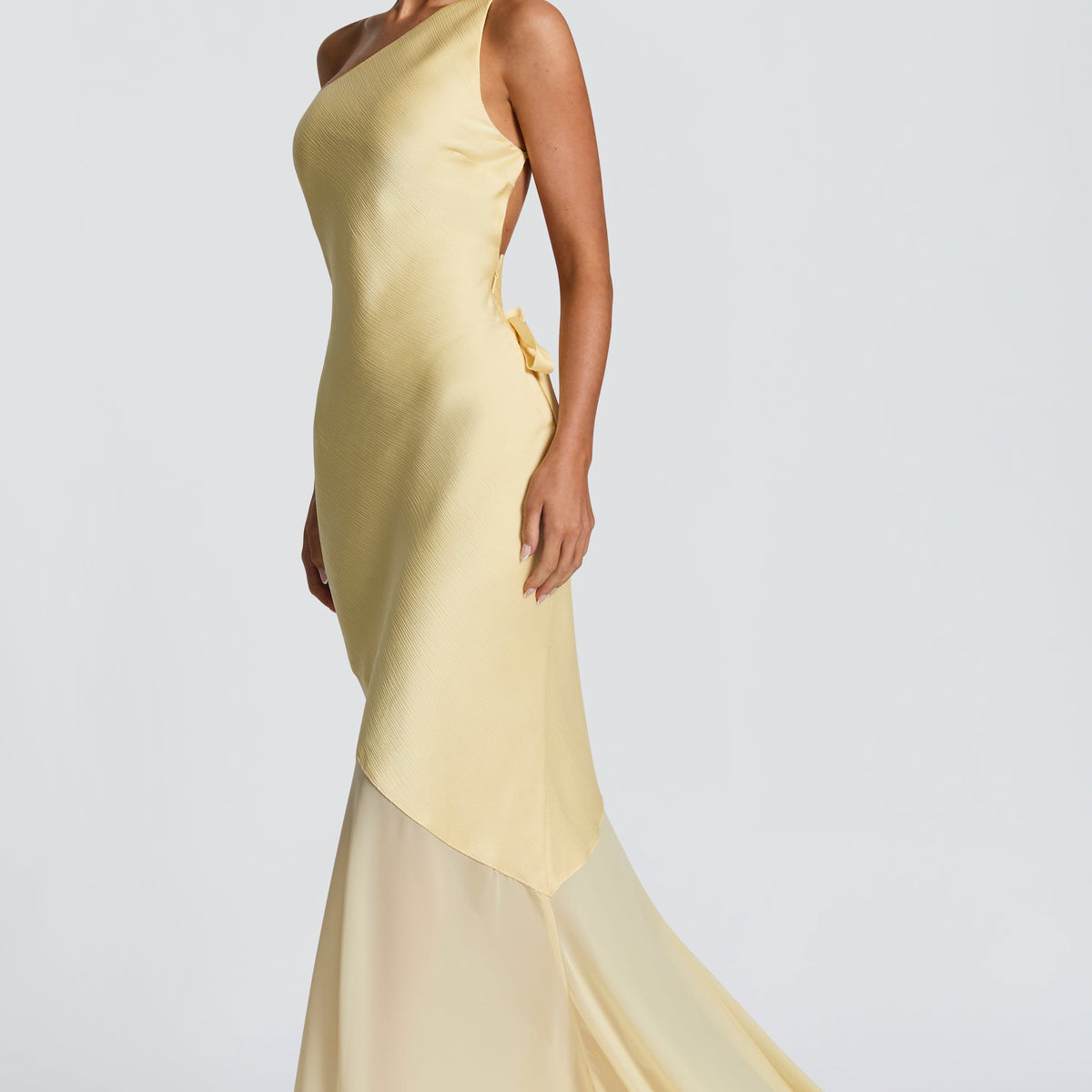 Vestido largo asimétrico amarillo pastel