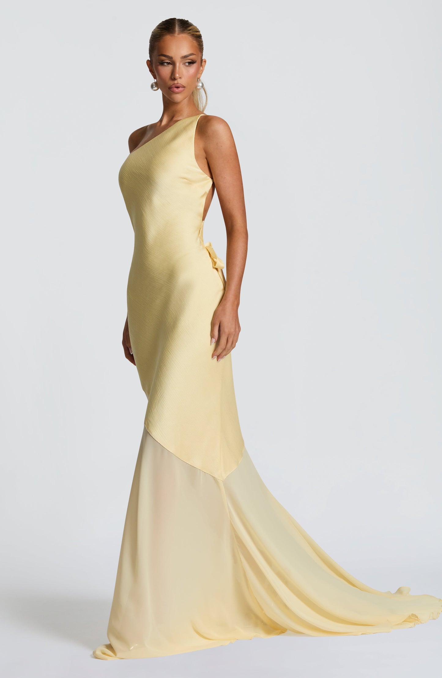 Vestido largo asimétrico amarillo pastel