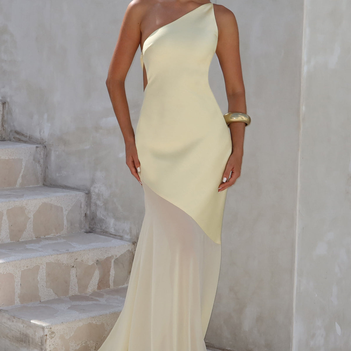 Vestido largo asimétrico amarillo pastel