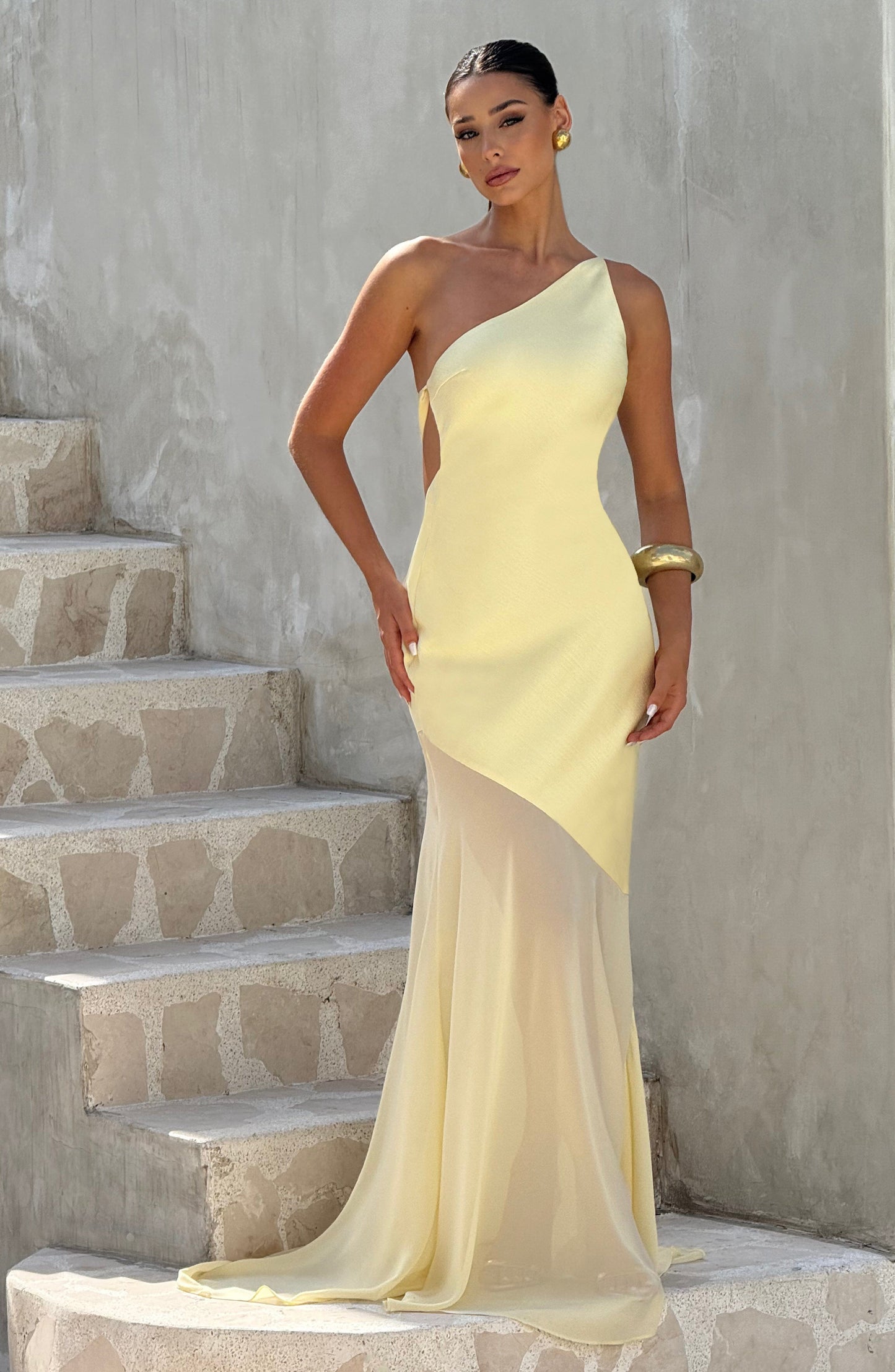 Vestido largo asimétrico amarillo pastel