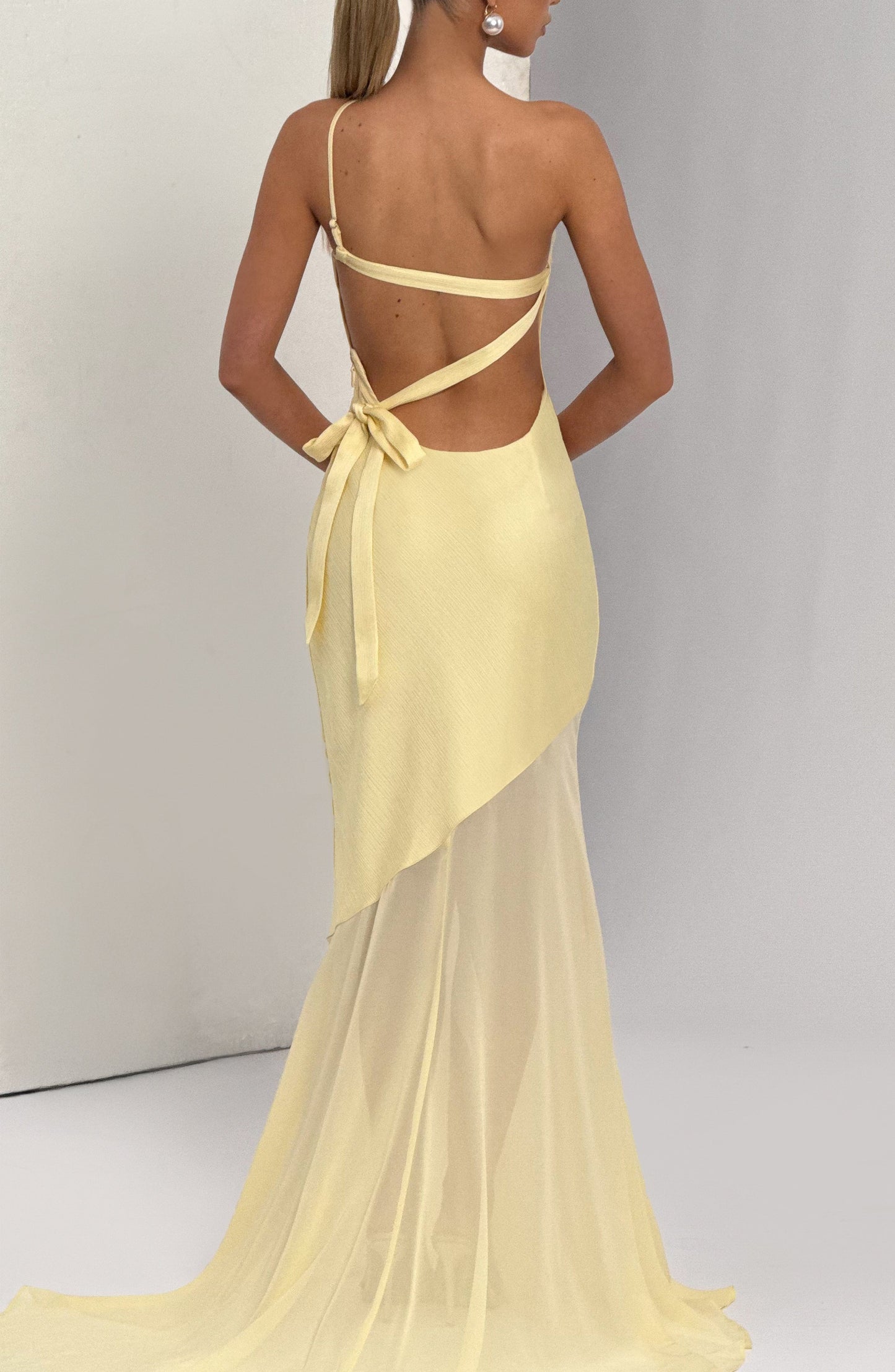 Vestido largo asimétrico amarillo pastel