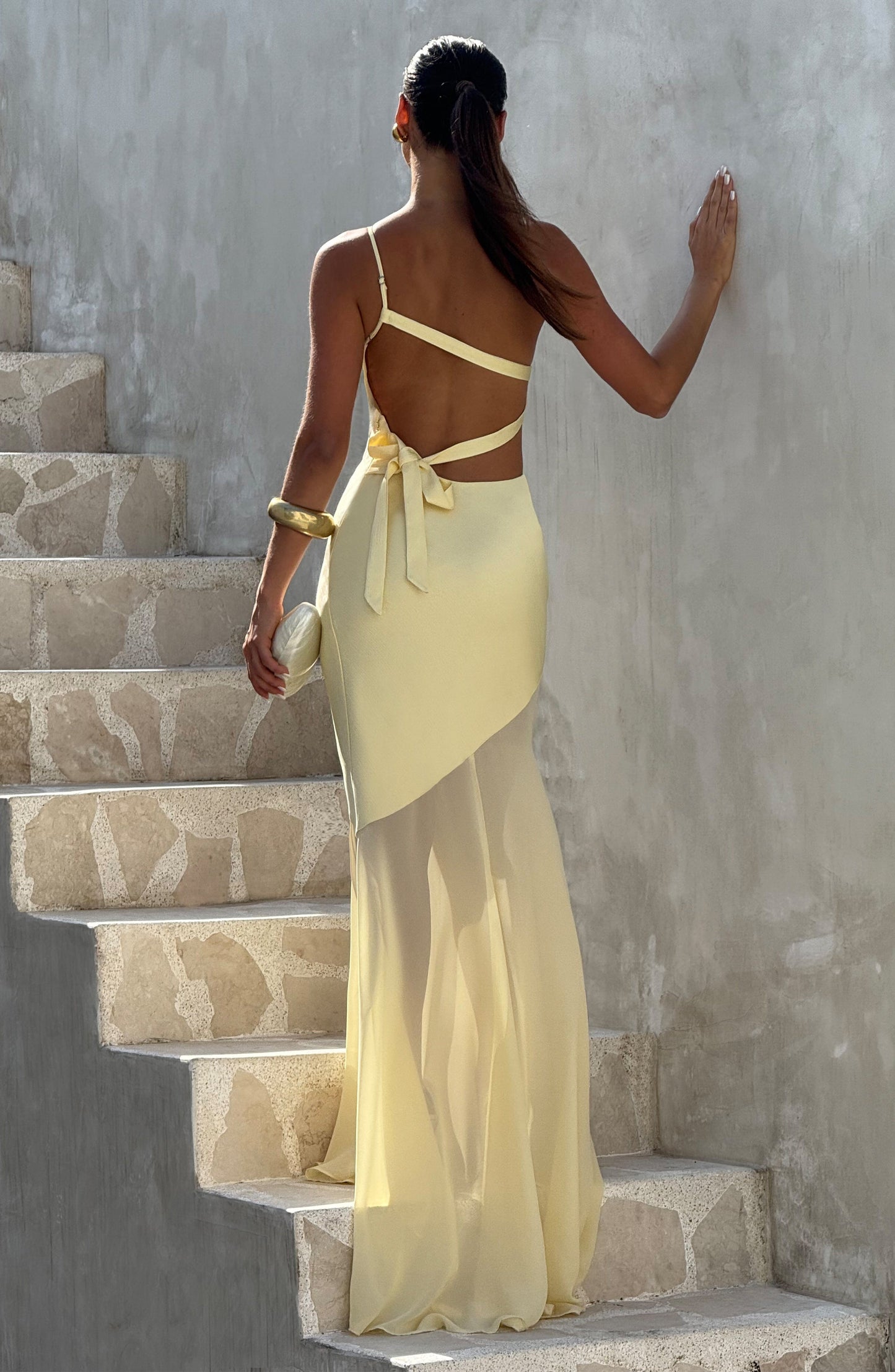 Vestido largo asimétrico amarillo pastel