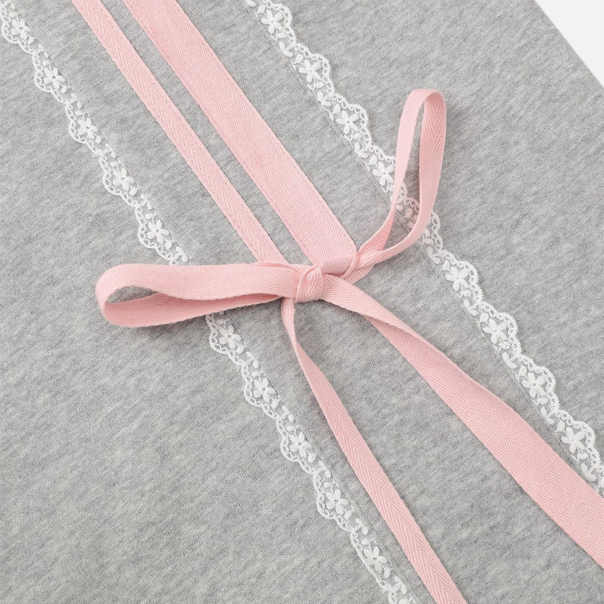 Pantalón baggy con bandas rosas y lazos laterales