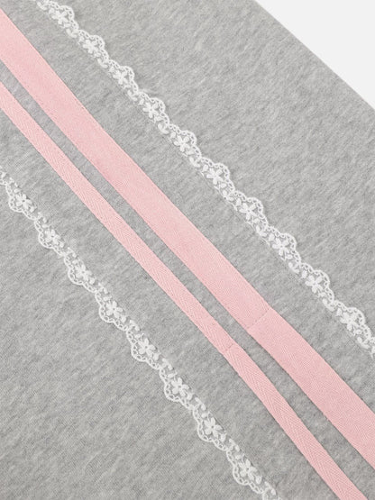 Pantalón baggy con bandas rosas y lazos laterales