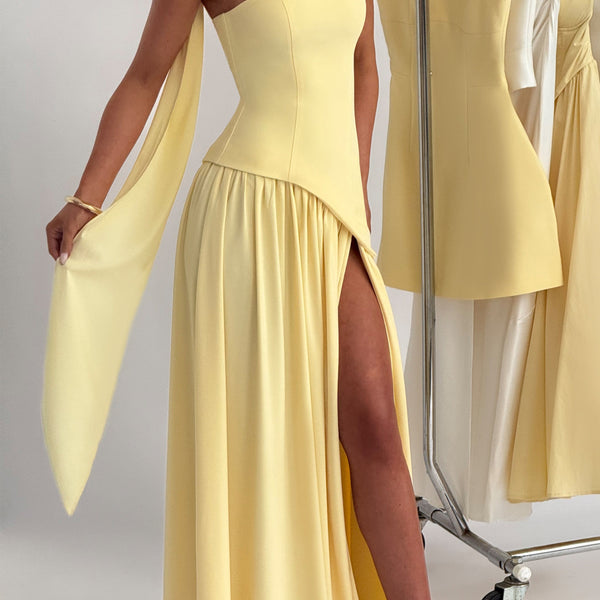 Vestido largo amarillo con cuello delicado y abertura fluida