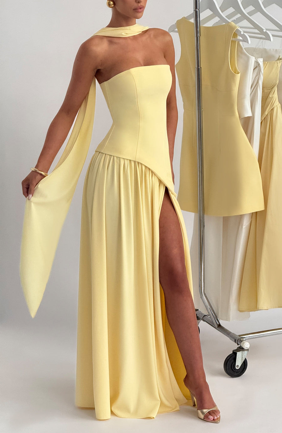Vestido largo amarillo con cuello delicado y abertura fluida
