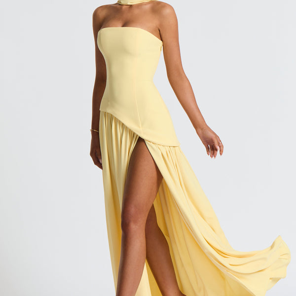 Vestido largo amarillo con cuello delicado y abertura fluida