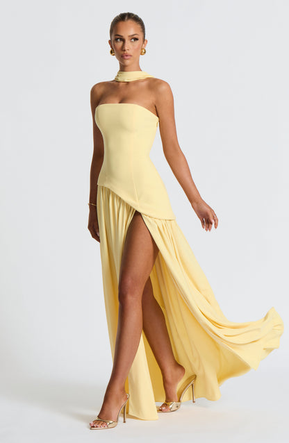 Vestido largo amarillo con cuello delicado y abertura fluida