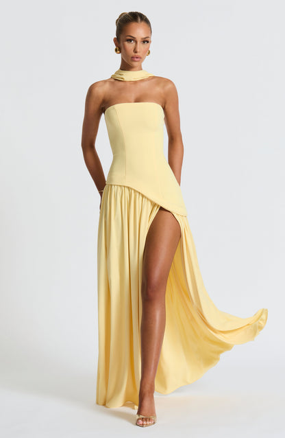 Vestido largo amarillo con cuello delicado y abertura fluida
