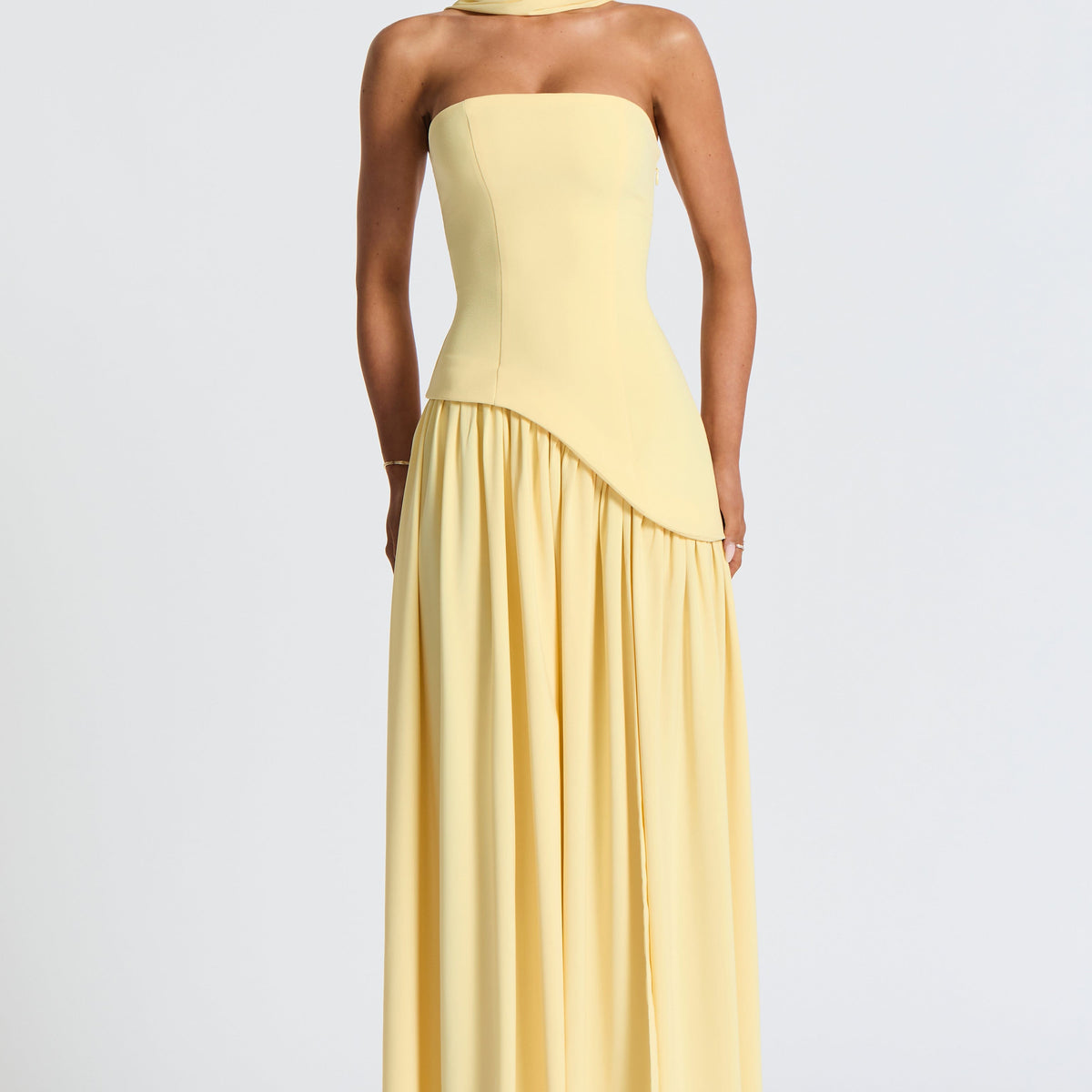 Vestido largo amarillo con cuello delicado y abertura fluida