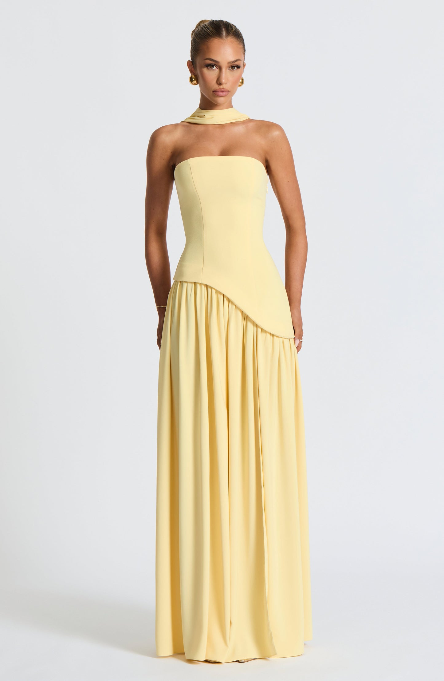Vestido largo amarillo con cuello delicado y abertura fluida