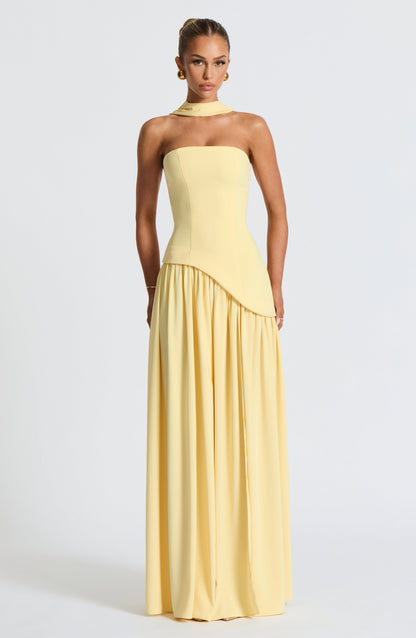 Vestido largo amarillo con cuello delicado y abertura fluida