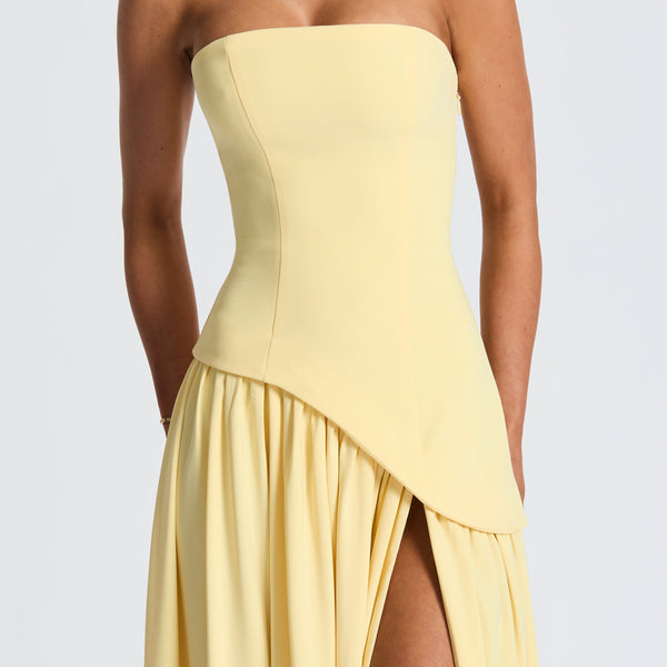 Vestido largo amarillo con cuello delicado y abertura fluida