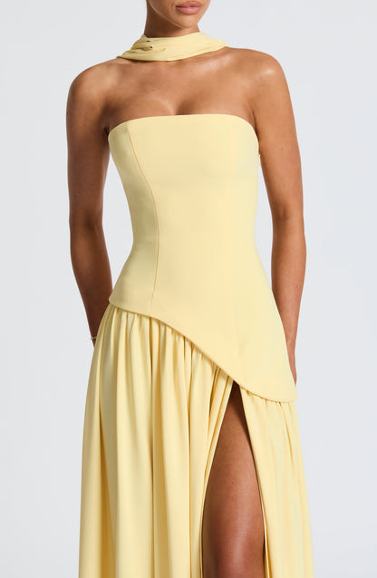 Vestido largo amarillo con cuello delicado y abertura fluida