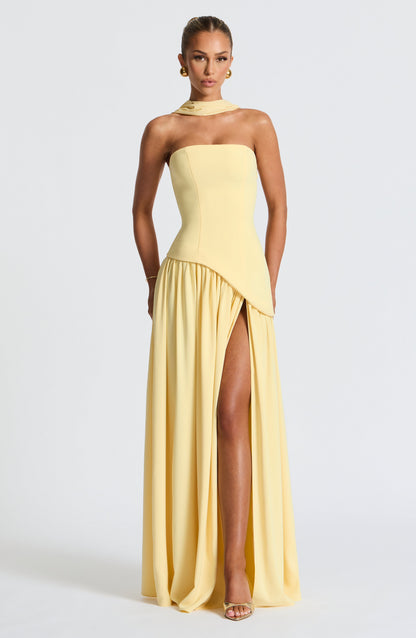 Vestido largo amarillo con cuello delicado y abertura fluida