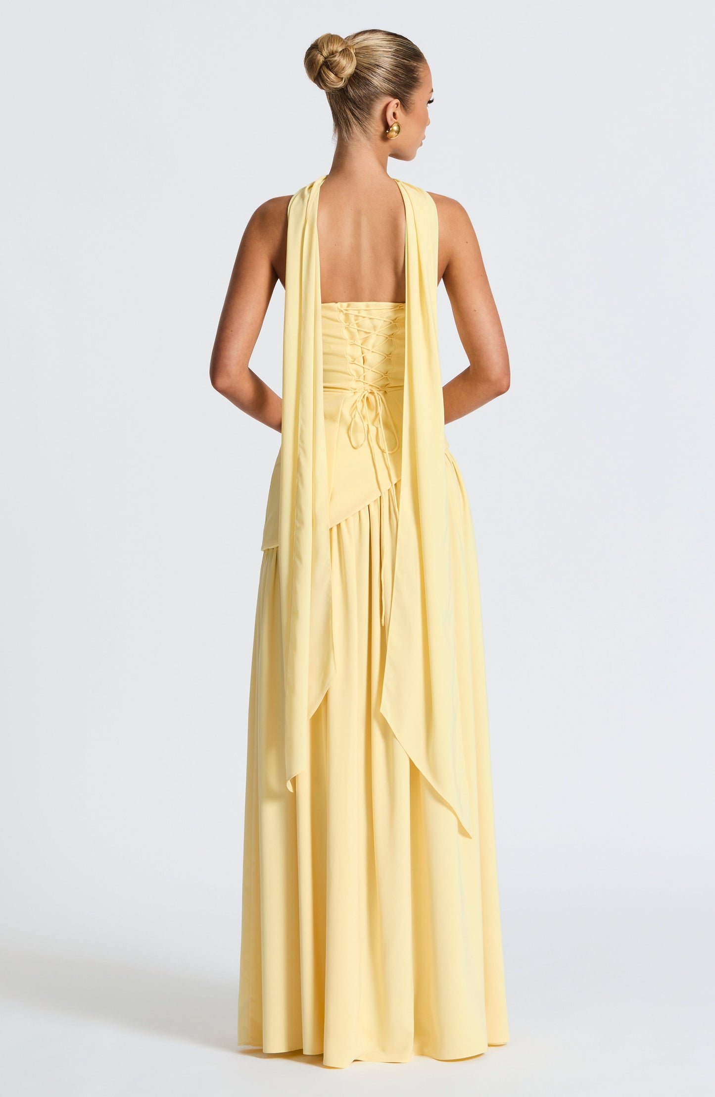 Vestido largo amarillo con cuello delicado y abertura fluida