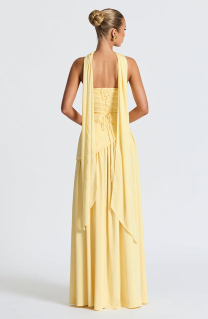 Vestido largo amarillo con cuello delicado y abertura fluida