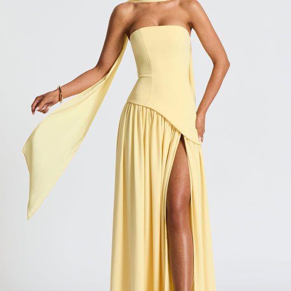 Vestido largo amarillo con cuello delicado y abertura fluida