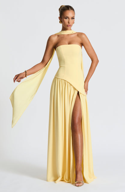 Vestido largo amarillo con cuello delicado y abertura fluida