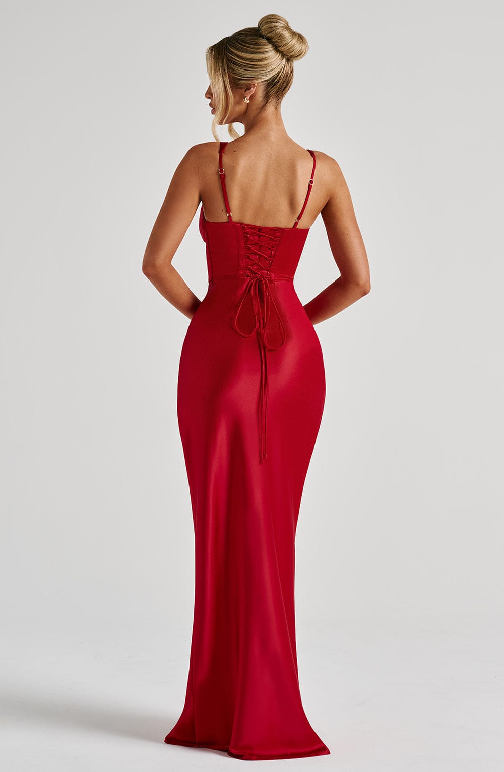 Vestido largo rojo con escote pronunciado y espalda con cordones