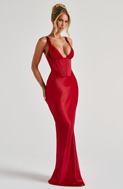 Vestido largo rojo con escote pronunciado y espalda con cordones