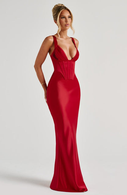 Vestido largo rojo con escote pronunciado y espalda con cordones