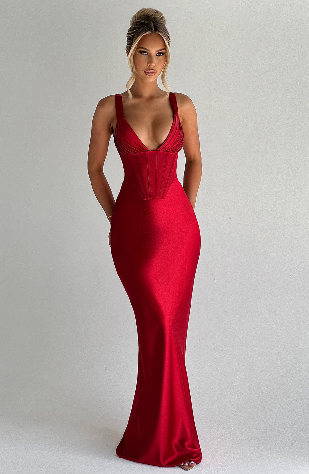 Vestido largo rojo con escote pronunciado y espalda con cordones